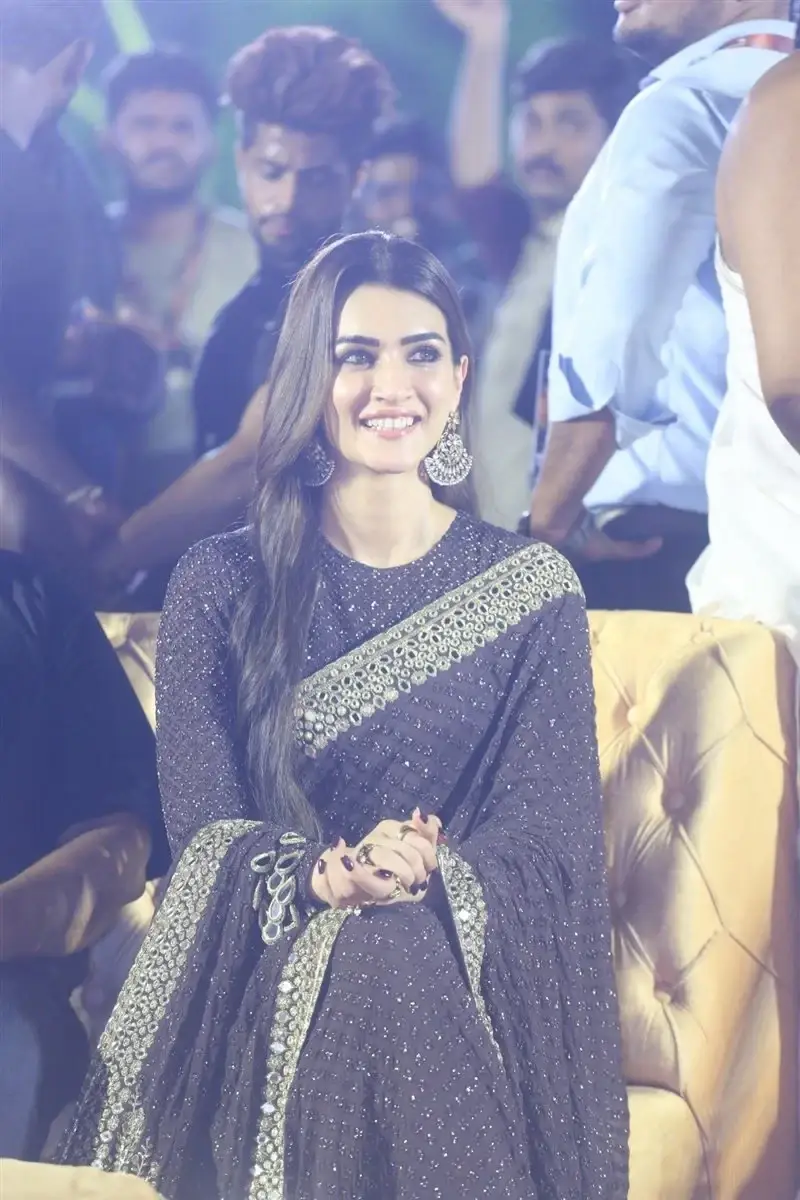 ACTRESS KRITI SANON IN BLACK SAREE AT ADIPURUSH MOVIE PRE RELEASE EVENT 15